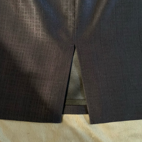 Tahari dark purple pencil skirt. Size 4. EUC. - Picture 4 of 7
